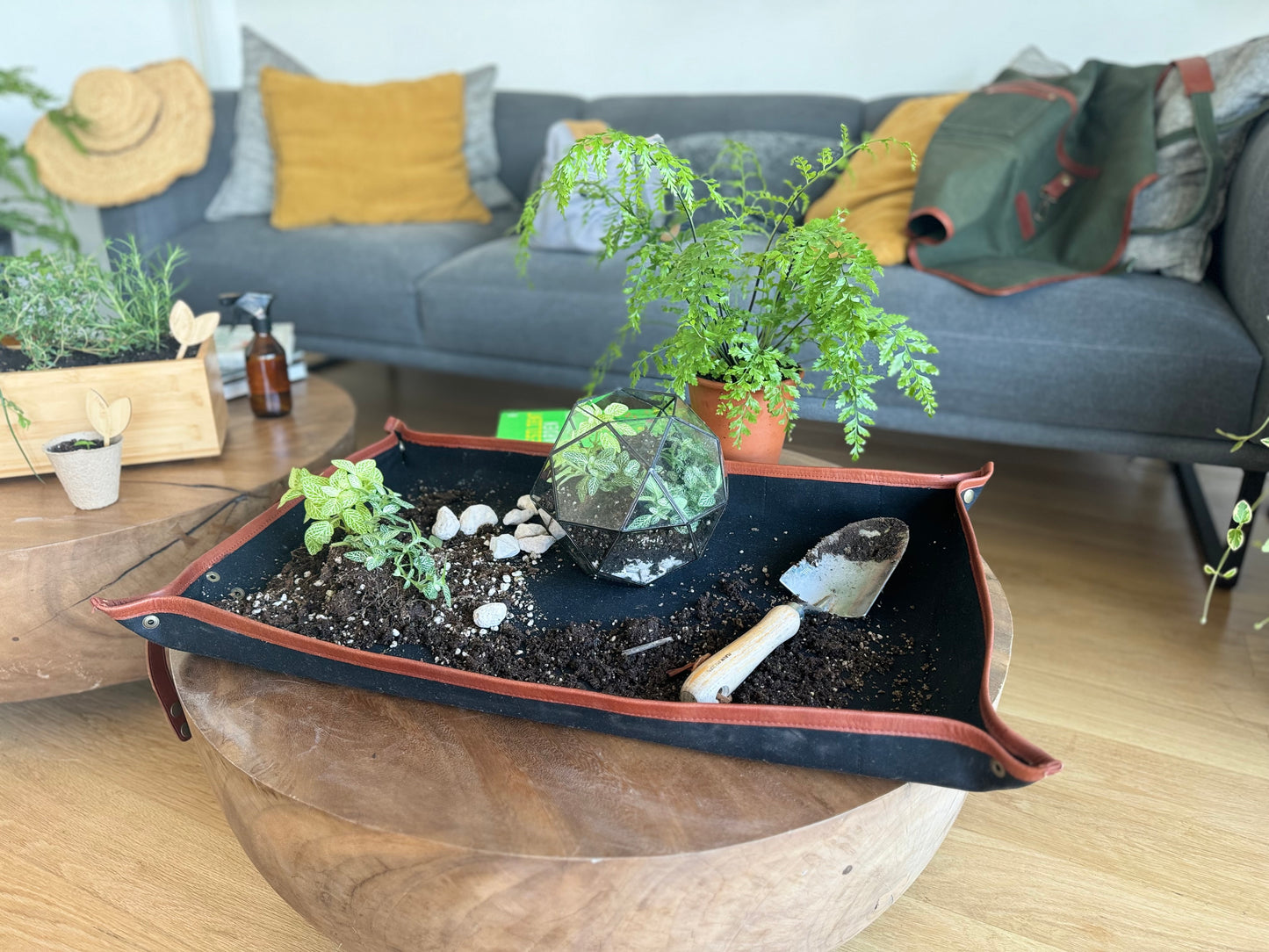 Multi-purpose Fleur Du Bien indoor gardening mat for potting, watering, transplanting, and pruning herbs and plants, also perfect for making terrariums, dividing plants, creating beautiful dried flower arrangements, and adding soil to indoor pots. Durable waxed canvas, brass corner snaps, and leather straps keep surfaces clean, eco-friendly and reusable, ideal for indoor gardening, DIY plant care, and herb gardens.
garden tool set indoor gardening repotting mat garden accessories garden supplies \