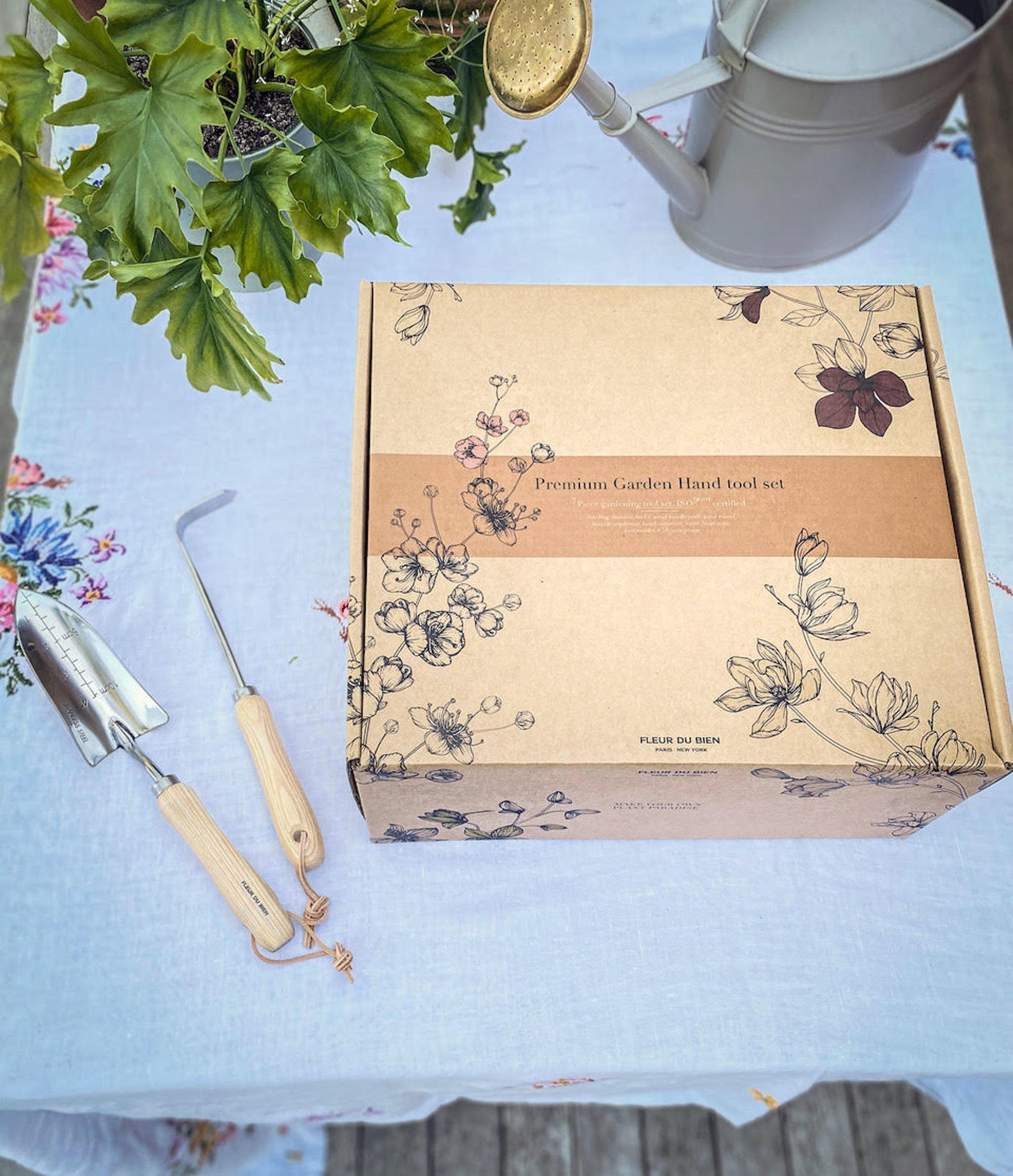 Fleur Du Bien Garden Tool Set Packaging – eco-friendly, recyclable materials, perfect gardening gift for birthdays, Christmas, and housewarming. Includes a cotton bag
